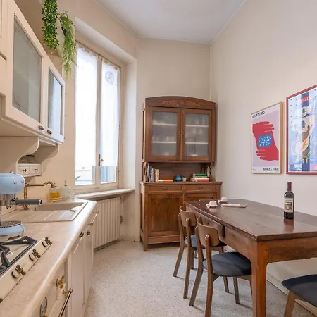 Three-room Flat With Balcony In Porta Romana Lejlighed *
