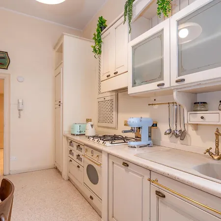 Three-room Flat With Balcony In Porta Romana Lejlighed *